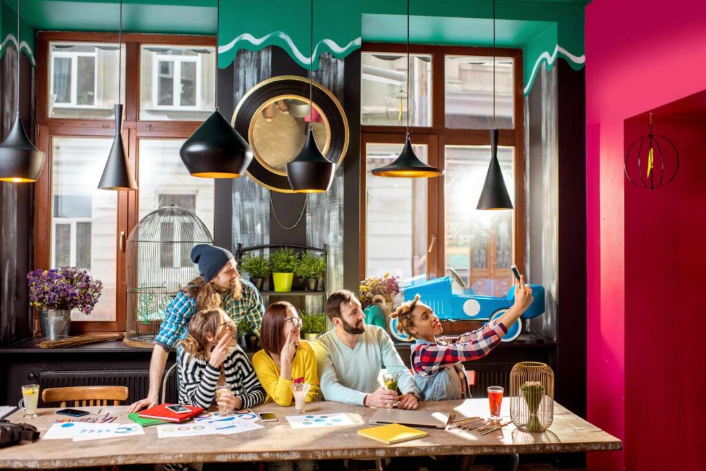 Grupo haciéndose una foto alrededor de una mesa