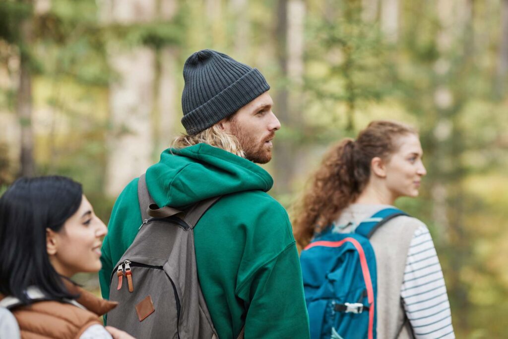Excursionistas con mochila en un bosque